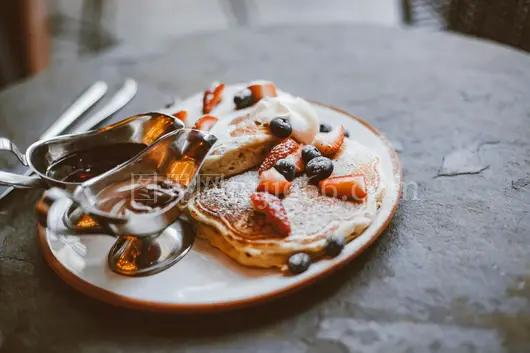 松软薄饼草莓糖浆早餐