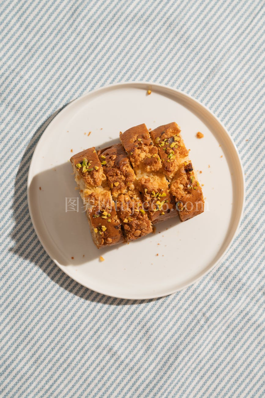 顶部坚果蛋糕切片条纹盘甜品视角