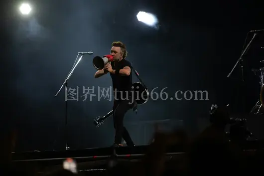 音乐家夜间音乐会激昂观众