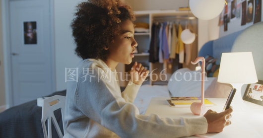 少女自拍视频瞬间