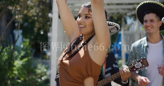 女子手持摇铃翩翩起舞