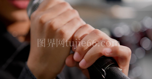 小孩唱歌打鼓视频