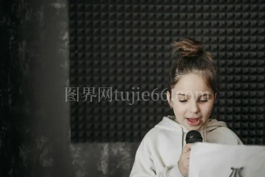 少女隔音棚中献唱