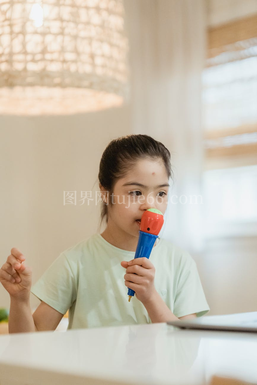 小女孩室内玩具麦克风唱歌