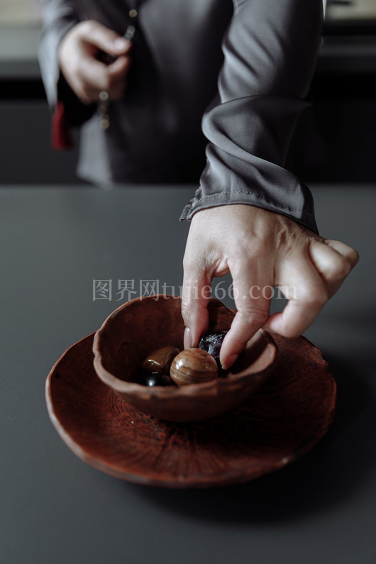 手抓木碗坚果显简生活