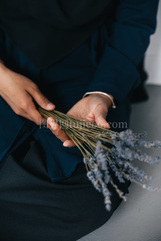 手捧薰衣草显宁静