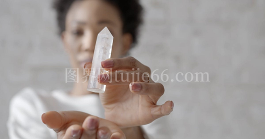 女子手握璀璨水晶