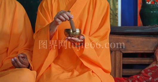 近距离拍摄冥想人群画面