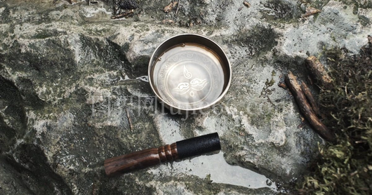西藏 singing bowl 水中岩石上静置