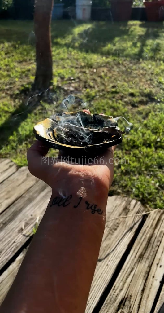手持碗之人瞬间
