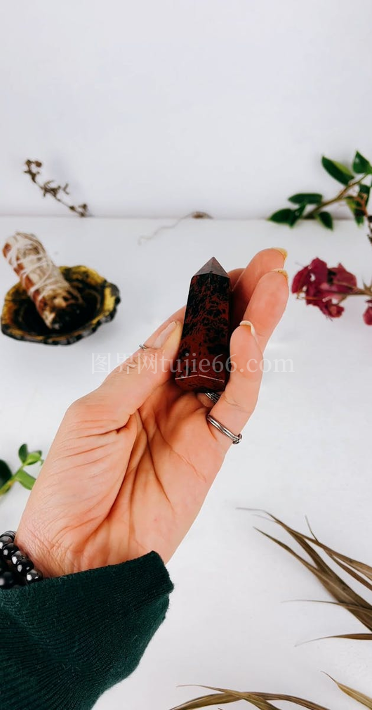 手握璀璨水晶饰品