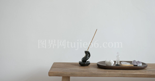 人物置西藏鸣钟于桌面
