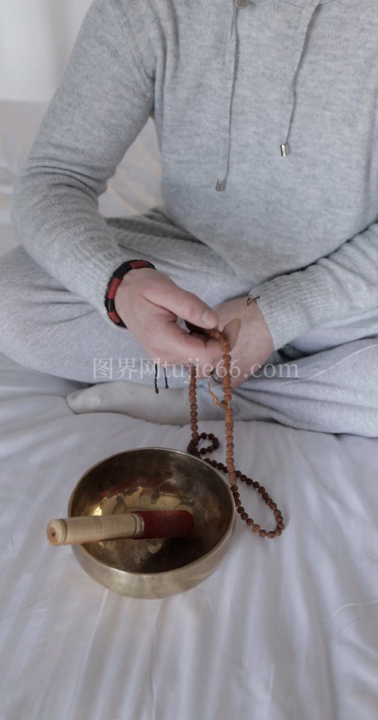 人物静坐持念珠冥想