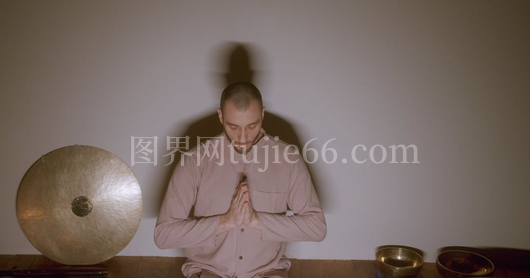 男士双手合十冥想姿态