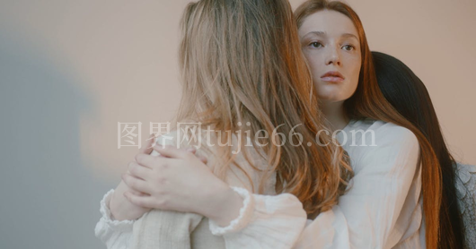 女性相互拥抱温馨画面