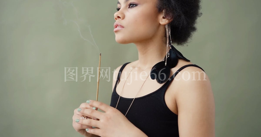 女性燃香瞬间美照