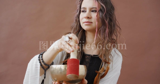 女性西藏singing bowl音乐