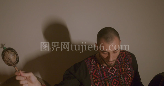 男子演绎传统仪式风采