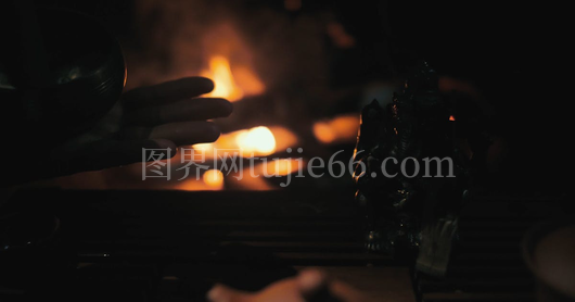 手持碗之人形象生动