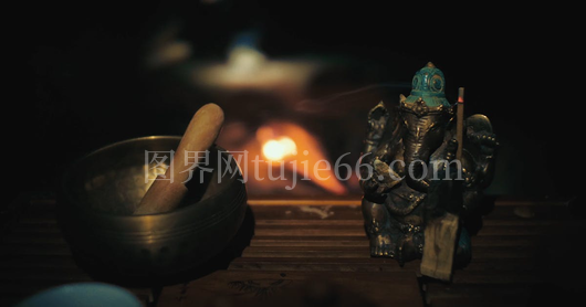 象神雕像旁西藏颂钵映衬