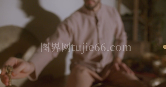 人敲钟场景生动呈现