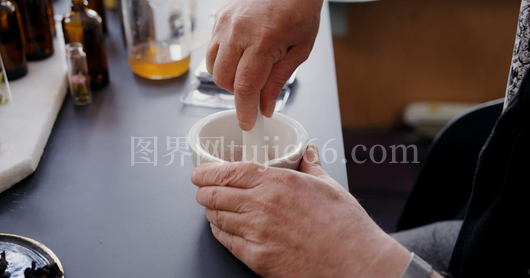 人物石臼捣碎瞬间