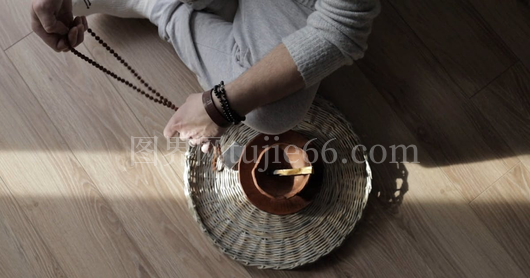 人物手持念珠祈祷画面