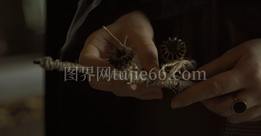 手持燃香人像展现