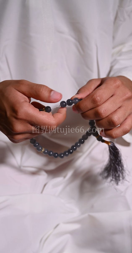 男子念珠祈祷图