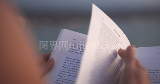 海边女性静享阅读时光
