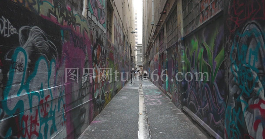 小巷人物行走图景