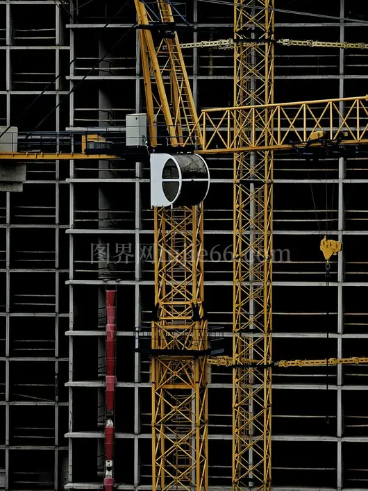 黄色起重机在建楼顶