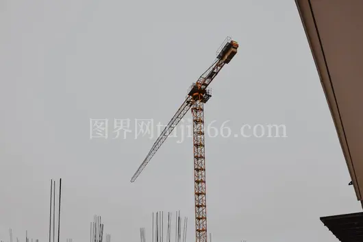灰色天空下宁静壮观黄色起重机