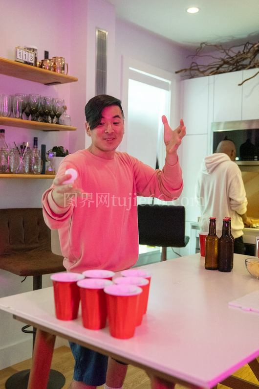 朋友家玩啤酒乒乓球饮料桌上
