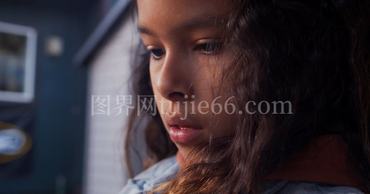 少女拉弓射箭英姿飒爽