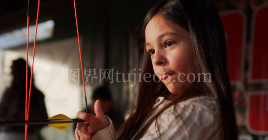 少女射箭英姿飒爽