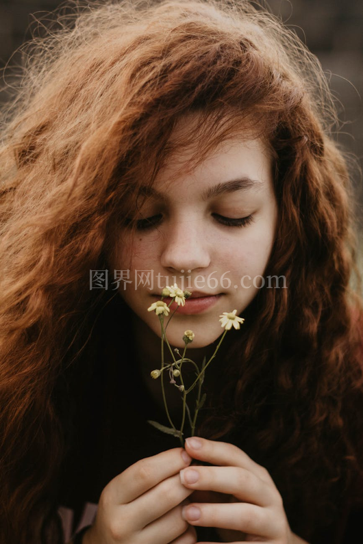 长发少女持白花表情平和