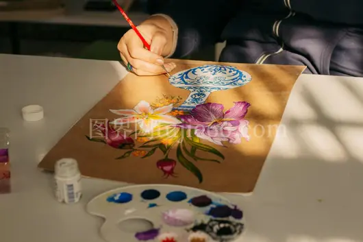 室内艺术家花卉特写绘画