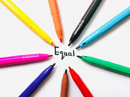 彩色标记环绕Equal白纸成圆形