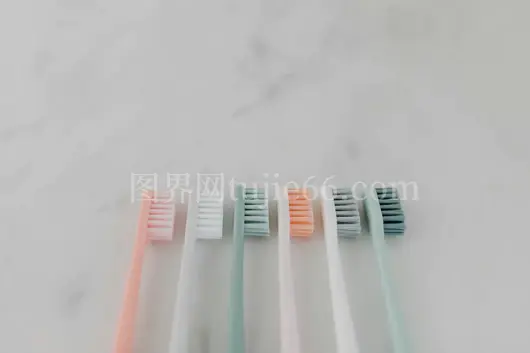 彩色牙刷大理石排列美图