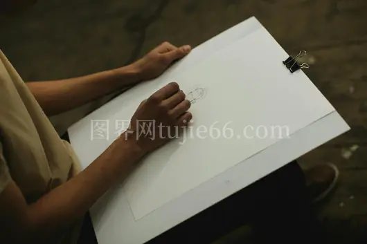 昏暗室内艺术家创作肖像画