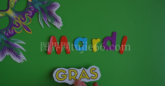 黄色蛋糕面具Mardi Gras绿背景