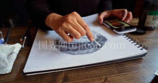 艺术家肖像特写绘画瞬间