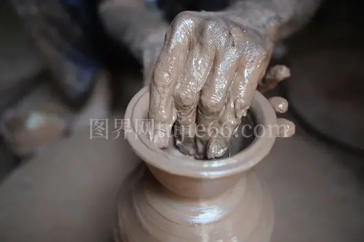 陶艺家手工塑造陶罐艺术