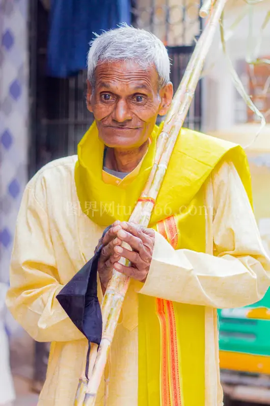黄色长袍持棍男子