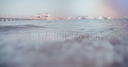 岸边小波浪冲击景象